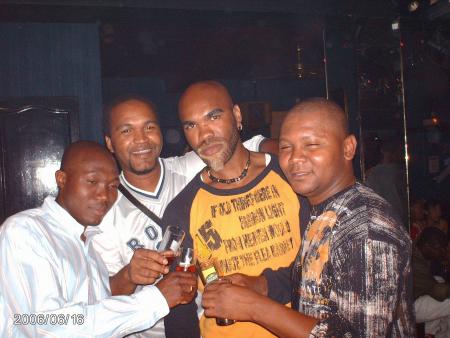 une photo de soirée des amis de dj visclo